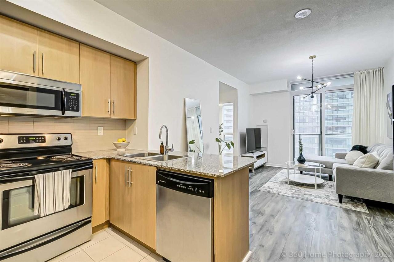 Prime Location - Stunning 2-Bdrm Condo Toronto Exteriör bild