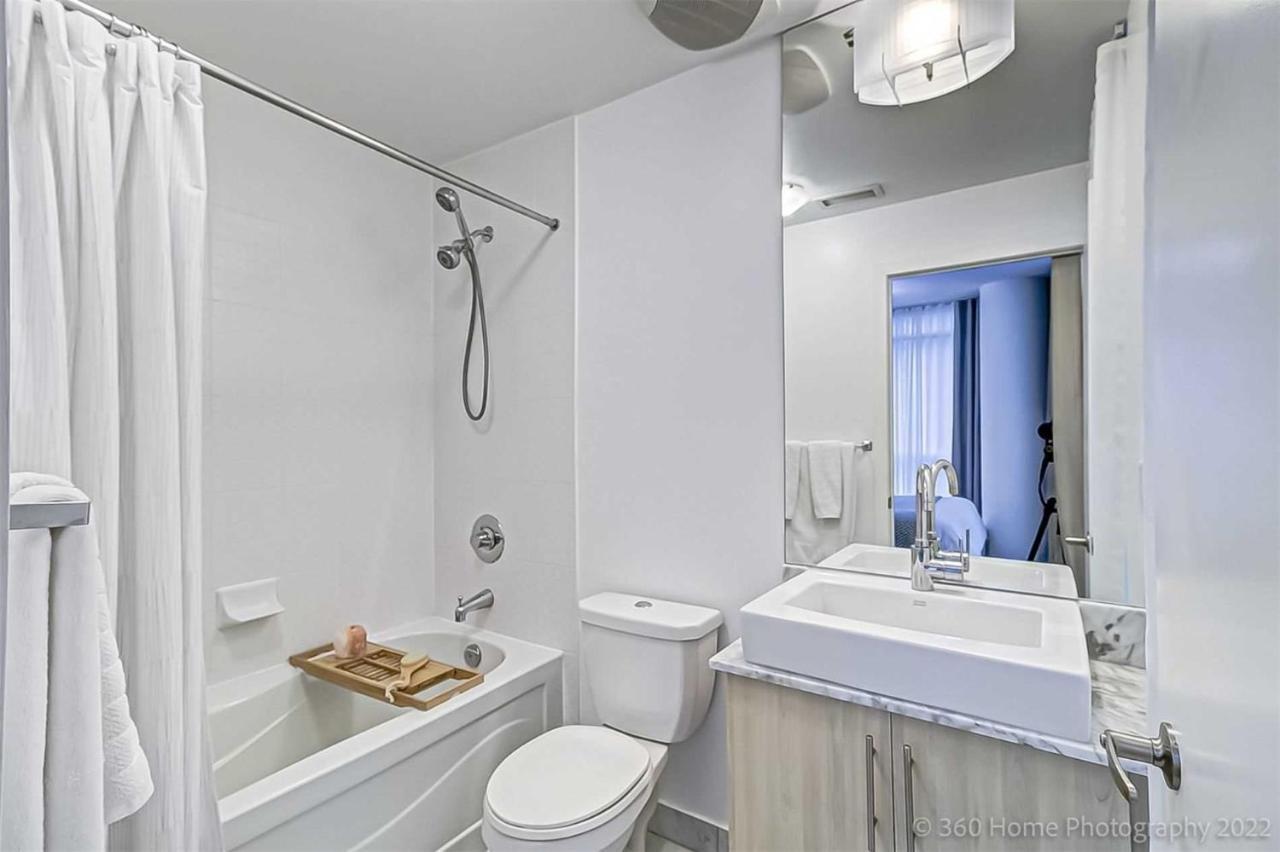 Prime Location - Stunning 2-Bdrm Condo Toronto Exteriör bild