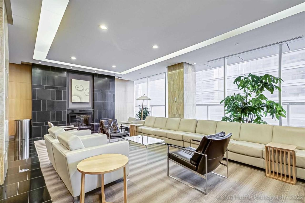 Prime Location - Stunning 2-Bdrm Condo Toronto Exteriör bild